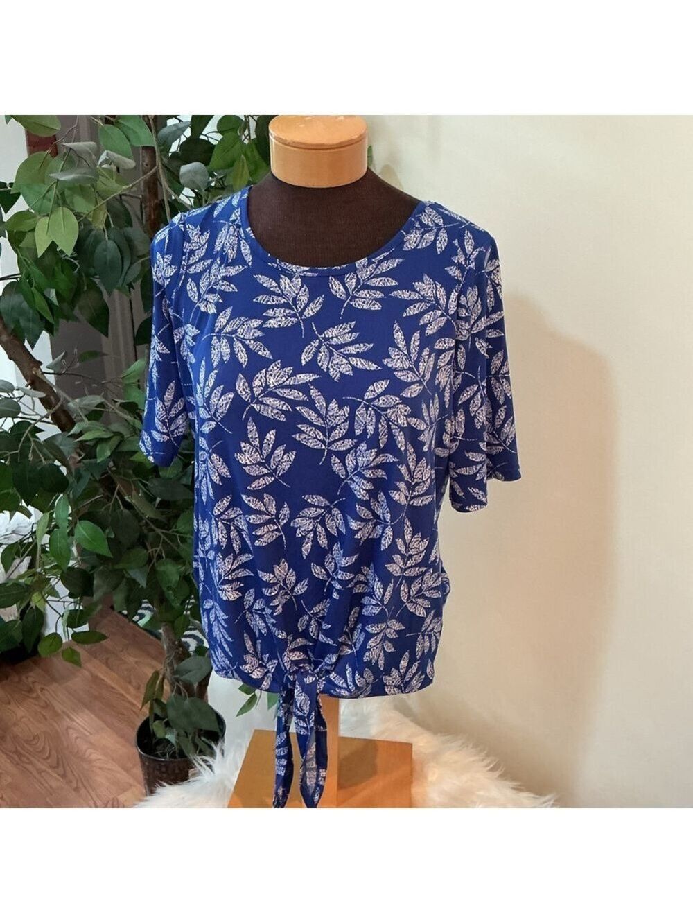 East 5th elbow sleeve crewneck leaf theme tie front blouse Woman’s Med
